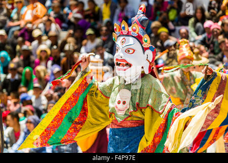 Mönche mit großen hölzernen Masken und Kostümen sind rituelle Tänze in hemis Festival im Innenhof des monaste Stockfoto