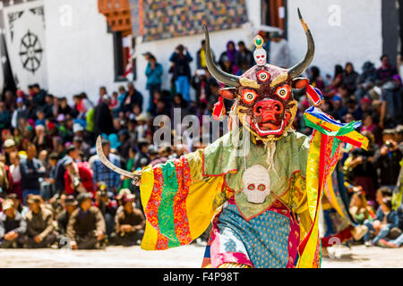 Mönche mit großen hölzernen Masken und Kostümen sind rituelle Tänze in hemis Festival im Innenhof des monaste Stockfoto