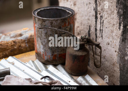 Old dirty fettig Öler und Malkasten auf dem Tisch in einem Arbeitsbereich Stockfoto