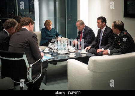 HANDOUT - Bundeskanzlerin Angela Merkel (CDU) Und der Israelische Ministerpräsident Benjamin Netanjahu Unterhalten Sich Im Entwicklungskonzeption Ihrer Berater (l-r: allgemeine Eliezer Toledano, der Vorsitzende des Forschungsaktivitäten Sicherheitsrats Yossef Meir Cohen, Regierungssprecher Steffen Seibert Und der Außenpolitische Berater Christoph Heusgen) Zu Beginn Ihres Treffens am 21.10.2015 Im Bundeskanzleramt in Berlin. Foto: Guido Bergmann/OMT‑Beschlüsse ACHTUNG: Nur Zur Redaktionellen Verwendung Im Zusammenhang Mit der dabei Berichterstattung Und Nur Bei Nennung: «Foto: Guido Bergmann/OMT‑Beschlüsse») (C) dp Stockfoto