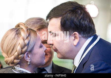 Yulia Tymoshenko Ukraine Oppositionsführer ehemaliger Premierminister (L) und Mikheil Saakashvili aktuelle Gouverneur der Ukraine Odessa Oblast und ehemaliger Präsident von Georgia beim ersten Tag der Europäischen Volkspartei EVP in Madrit, Spainon 21.10.2015 von Wiktor Dabkowski Stockfoto