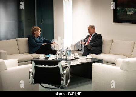 HANDOUT - Bundeskanzlerin Angela Merkel (CDU) Und der Israelische Ministerpräsident Benjamin Netanjahu Unterhalten Zu Beginn Ihres Treffens am 21.10.2015 Im Bundeskanzleramt in Berlin. Foto: Guido Bergmann/OMT‑Beschlüsse ACHTUNG: Nur Zur Redaktionellen Verwendung Im Zusammenhang Mit der dabei Berichterstattung Und Nur Bei Nennung: «Foto: Guido Bergmann/OMT‑Beschlüsse») (c) Dpa - Bildfunk Stockfoto