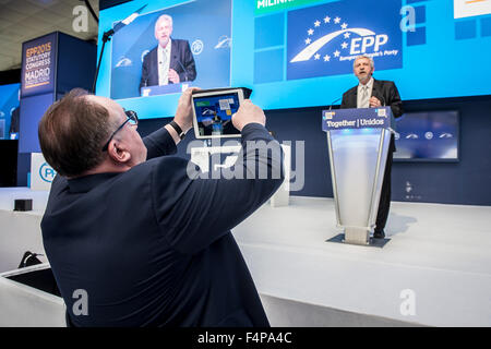 Madrid, Mdr, Spanien. 21. Oktober 2015. Jacek Saryusz-Wolski-Mitglied des Europäischen Parlaments (MdEP) Bild von Alexandr Milinkievich (Milinkiewitsch) Belarus Opposition Leadergiving nimmt eine Rede während der erste Tag der Europäischen Volkspartei EVP in Madrit, Spainon 21.10.2015 von Wiktor Dabkowski © Wiktor Dabkowski/ZUMA Draht/Alamy Live News Stockfoto