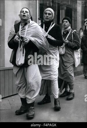 1965 - Krishna Menschen In Frankfurt '' Hase Kriehna'' eine Gruppe von us.ally Dreseed junge Männer, die zu Fuß durch die Straßen mit langsam Schritt., singen und spielen wenig Belle und Trommeln. Sie sind Anhänger der "International Society for Krishna Conic/besitzt.'', die ihre Mission in der '' Sankirtan-Bewegung '', die Verbreitung des Heiligen namens '' Krishna'' zu sehen. Krishna-Rovement ha. bereits Niederlassungen auf allen Kontinenten. 12:00: ideate sind der Leiter des Vereins. Einer von ihnen der Präsident der größten Tempel der '' Ou, Region'' in Hamburg. In München En Harlin sind Radha-Kriehma-Tempel als Ecll. Weitere ar Stockfoto