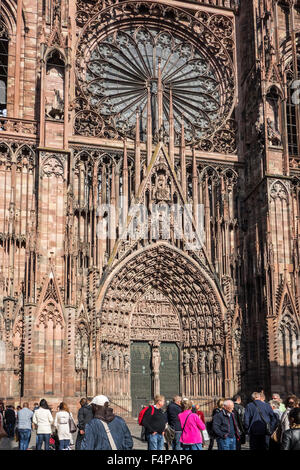 Rosette, Archivolten und Tympanon der Kathedrale unserer lieben Frau von Straßburg / Cathédrale Notre-Dame de Strasbourg, Frankreich Stockfoto