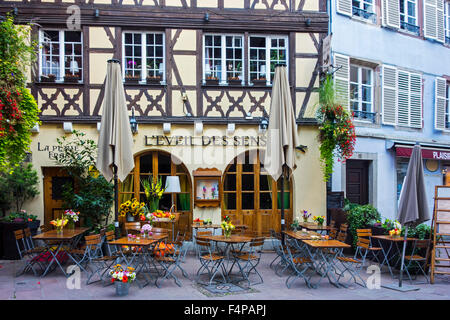 Tische draußen vor dem Restaurant in der Stadt Straßburg, Elsass, Frankreich Stockfoto