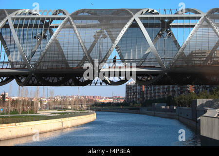 Arganzuela Brücke über den Fluss Manzanares in Madrid Rio. Stockfoto