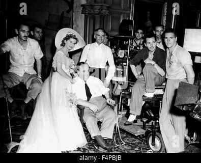 Alfred Hitchcock mit Joan Fontaine, Laurence Olivier und Crew am Set von Rebecca Stockfoto