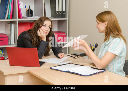 Junge schöne Mädchen an der Rezeption bei der Bürofachkraft Stockfoto