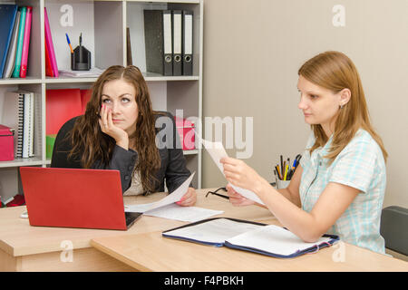 Junge schöne Mädchen an der Rezeption bei der Bürofachkraft Stockfoto