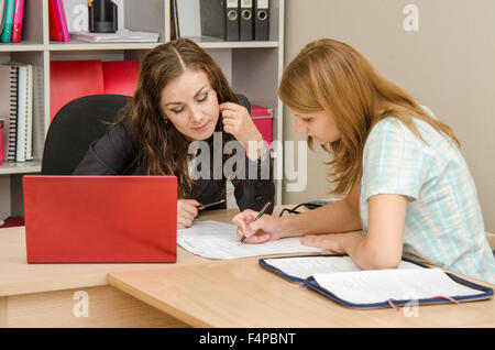 Junge schöne Mädchen an der Rezeption bei der Bürofachkraft Stockfoto