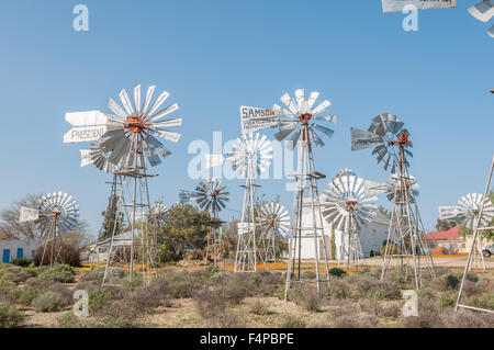 LOERIESFONTEIN, Südafrika - 24. August 2015: The Windmill Museum neben dem Fred Turner Museum im Loeriefontein in der Namaq Stockfoto