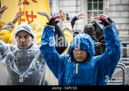 London, UK. 21. Oktober 2015. Praktizierenden von Falun Gong (oder Falun Dafa) stehen aus Protest gegen die andauernde Verfolgung ihrer spirituellen Disziplin von der chinesischen kommunistischen Partei während Präsident Xi Jinping Ankunft in Downing Street am Tag zwei seines Staates in UK Credit Besuch: Guy Corbishley/Alamy Live News Stockfoto