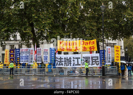 London, UK. 21. Oktober 2015. Praktizierenden von Falun Gong (oder Falun Dafa) stehen aus Protest gegen die andauernde Verfolgung ihrer spirituellen Disziplin von der chinesischen kommunistischen Partei während Präsident Xi Jinping Ankunft in Downing Street am Tag zwei seines Staates in UK Credit Besuch: Guy Corbishley/Alamy Live News Stockfoto