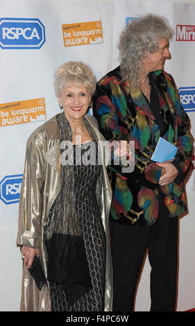 London, UK. 21. Oktober 2015.  Mann und Frau Anita Dobson und Brian May. Täglicher Spiegel & RSPCA Tier Hero Awards, roten Teppich eingetroffen. Bildnachweis: Nick Savage/Alamy Live-Nachrichten Stockfoto