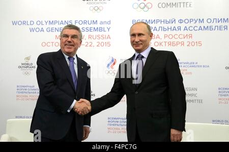 Der russische Präsident Vladimir Putin trifft sich mit internationalen Olympischen Komitee-Präsident Thomas Bach am Rande des 1. World Olympians Forum 21. Oktober 2015 in Moskau, Russland. Stockfoto