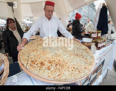 Zagreb, Kroatien. 21. Oktober 2015. Soparnik, kroatische traditionelles Gericht ist während der kaufen-kroatische Messe auf dem zentralen Platz in Zagreb, Hauptstadt Kroatiens, 21. Oktober 2015 bereit. Mehr als 250 kroatischen Produzenten teilnehmen in dem Tarif Aufwertung lokaler Erzeugnisse abzielt. Bildnachweis: Miso Lisanin/Xinhua/Alamy Live-Nachrichten Stockfoto