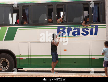 Palmas, Brasilien. 20. Oktober 2015. Die Karaja indigene Delegation kommt mit dem Bus zur Teilnahme an der ersten internationale indigenen Spiele in der Stadt von Palmas, Bundesstaat Tocantins, Brasilien. Die Spiele beginnen mit einer feierlichen Eröffnung am Freitag, den 23. Oktober. Bildnachweis: Sue Cunningham fotografischen/Alamy Live-Nachrichten Stockfoto