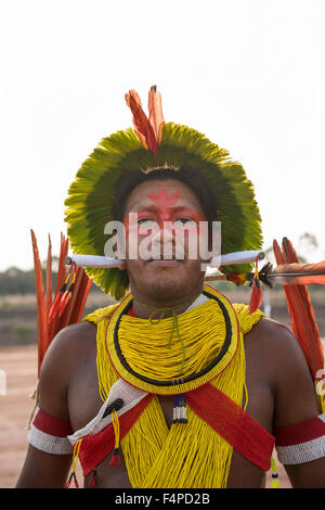 Palmas, Brasilien. 20. Oktober 2015. Ein Kayapo-Krieger aus dem abgelegenen Dorf Gorotire während einer kulturellen Präsentation bei den ersten internationalen indigenen spielen in der Stadt von Palmas, Bundesstaat Tocantins, Brasilien. Die Spiele beginnen mit einer feierlichen Eröffnung am Freitag, den 23. Oktober. Bildnachweis: Sue Cunningham fotografischen/Alamy Live-Nachrichten Stockfoto