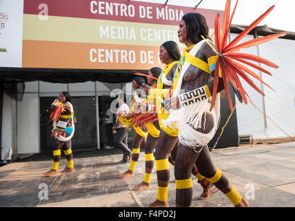 Palmas, Brasilien. 20. Oktober 2015. Kayapo-Frauen aus den entlegenen Dorf Gorotire gekleidet in traditionellen Feder Amulette und Perlenstickerei Tanz während einer kulturellen Präsentation bei den ersten internationalen indigenen spielen in der Stadt von Palmas, Bundesstaat Tocantins, Brasilien. Die Spiele beginnen mit einer feierlichen Eröffnung am Freitag, den 23. Oktober. Bildnachweis: Sue Cunningham fotografischen/Alamy Live-Nachrichten Stockfoto