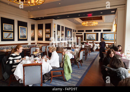 Hotelgäste genießen den Nachmittagstee im luxuriösen Boston Harbor Hotel, Boston, Massachusetts, USA Stockfoto