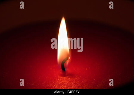 ein Close Up von einem Candle-Light auf schwarzem Hintergrund Stockfoto