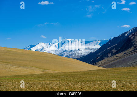 Karge Landschaft mit Schnee bedeckte Berge in changtang Bereich Stockfoto