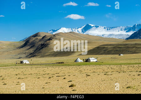 Karge Landschaft mit nomades Zelte und die schneebedeckten Berge im Bereich changtang Stockfoto