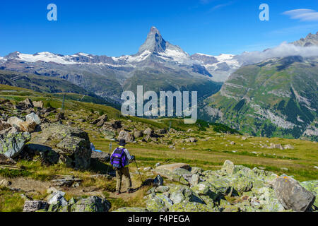 Ein Wanderer am Matterhorn-Trail im Sommer. Juli 2015. Matterhorn, Schweiz. Stockfoto