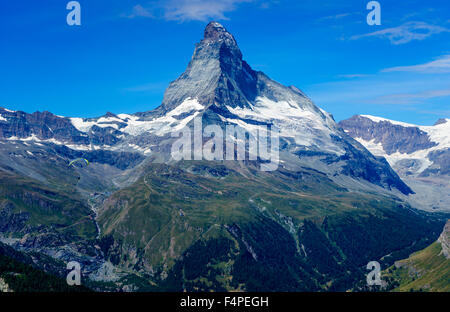 Gerader Blick auf das berühmte Matterhorn Gipfel in den Schweizer Alpen. Juli 2015. Matterhorn, Schweiz. Stockfoto