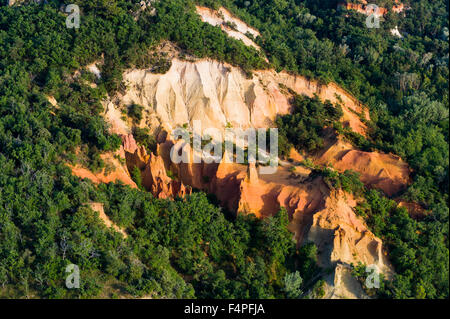 Luftaufnahme Ocker Steinbruch des Colorado Provençale im Roussillon, Rustrel Stockfoto