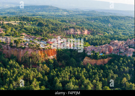 Luftaufnahme Ocker Steinbruch des Colorado Provençale im Roussillon, Rustrel Stockfoto