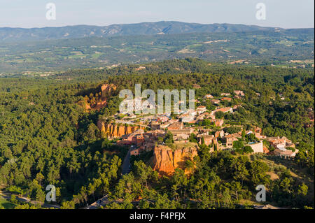 Luftaufnahme Ocker Steinbruch des Colorado Provençale im Roussillon, Rustrel Stockfoto