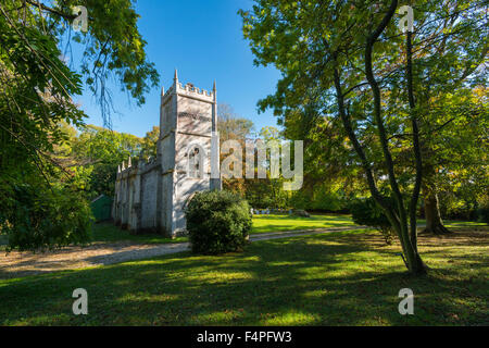 Herbstfärbung umgibt die Kirche der Heiligen Dreifaltigkeit auf Flotte in Dorset, England in der Nähe von Weymouth Stockfoto