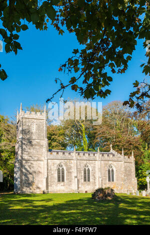 Herbstfärbung umgibt die Kirche der Heiligen Dreifaltigkeit auf Flotte in Dorset, England in der Nähe von Weymouth Stockfoto