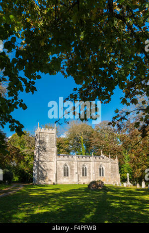 Herbstfärbung umgibt die Kirche der Heiligen Dreifaltigkeit auf Flotte in Dorset, England in der Nähe von Weymouth Stockfoto