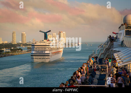 Carnival Conquest Kreuzfahrt Schiff das Verlassen des Hafens in Miami, Florida, USA Stockfoto