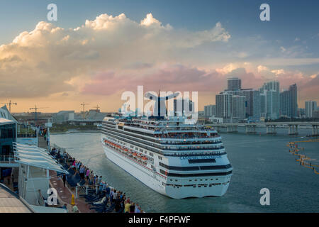 Carnival Splendor Kreuzfahrtschiff verlassen Hafen in Miami, Florida, USA Stockfoto