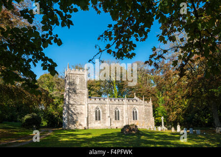 Herbstfärbung umgibt die Kirche der Heiligen Dreifaltigkeit auf Flotte in Dorset, England in der Nähe von Weymouth Stockfoto