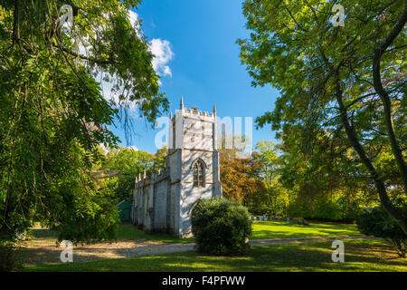 Herbstfärbung umgibt die Kirche der Heiligen Dreifaltigkeit auf Flotte in Dorset, England in der Nähe von Weymouth Stockfoto