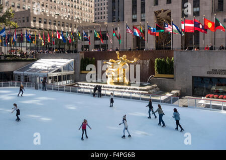 Rockefeller Center-Eislaufbahn in Midtown Manhattan in New York City Stockfoto