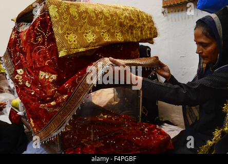 Lahore, Pakistan. 21. Oktober 2015. Pakistanischer schiitischen Moslem nimmt einen Teil der Vorbereitung der verschiedenen Sachen für trauern Prozession für die 9. und 10. Muharram Ul Harram in Lahore. Muharram ist der Trauer-Monat in Erinnerung an die Shahadat der Shiites'spiritual Führer Imam Hussain der Enkel des Heiligen Propheten Mohammad. Bildnachweis: Rana Sajid Hussain/Pacific Press/Alamy Live-Nachrichten Stockfoto