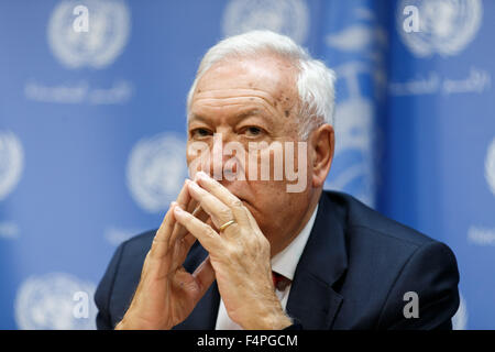 New York, USA. 21. Oktober 2015. Spanische Außenminister José Garcia-Margallo besucht eine Pressekonferenz am Sitz Vereinten Nationen in New York, 21. Oktober 2015. Die spanische Mission bei den Vereinten Nationen unter den Mitgliedstaaten der Vereinten Nationen zu diskutieren, Schaffung eines speziellen internationalen Strafgerichtshofs gegen den Terrorismus eine Sitzung einberufen wird, sagte der spanische Außenminister José Garcia-Margallo hier am Mittwoch. Bildnachweis: Li Muzi/Xinhua/Alamy Live-Nachrichten Stockfoto