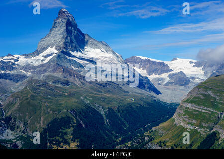 Klare Sicht auf Matterhorn Gipfel in die linke Seite des Fotos. Juli 2015. Matterhorn, Schweiz. Stockfoto