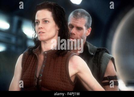 Sigourney Weaver und Ron Perlman / Alien: Auferstehung / 1997 unter der Regie von Jean-Pierre Jeunet [zwanzigsten Jahrhundert Fox Film Corpo] Stockfoto