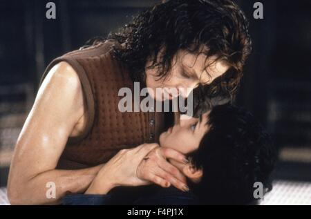 Sigourney Weaver und Winona Ryder / Alien: Auferstehung / 1997 unter der Regie von Jean-Pierre Jeunet [zwanzigsten Jahrhundert Fox Film Corpo] Stockfoto