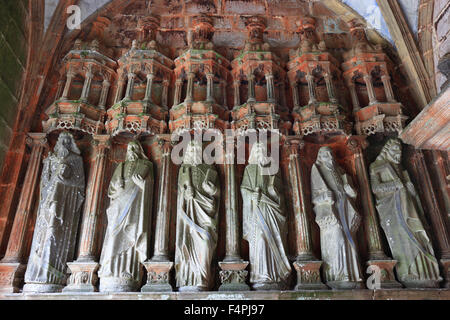 Frankreich, Bretagne, Dorf Guimiliau, Zahlen über dem Hauptportal der Kirche Stockfoto