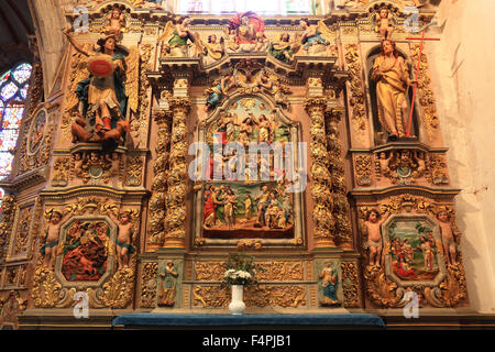 Frankreich, Bretagne, ruhiger-Guimiliau, Kirche Notre-Dame, Seitenaltar der Kirche innen Stockfoto