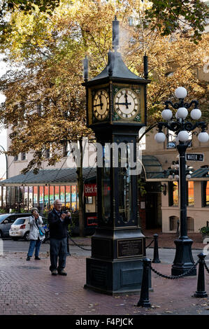 Touristen fotografieren der Gastown Dampfuhr auf Water Street im historischen Gastown Viertel, Vancouver, BC, Kanada Stockfoto