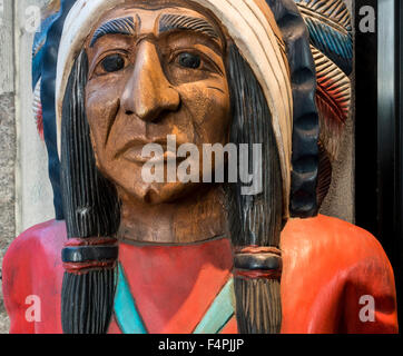 Geschnitzte hölzerne Zigarrenladen Indian Stockfoto